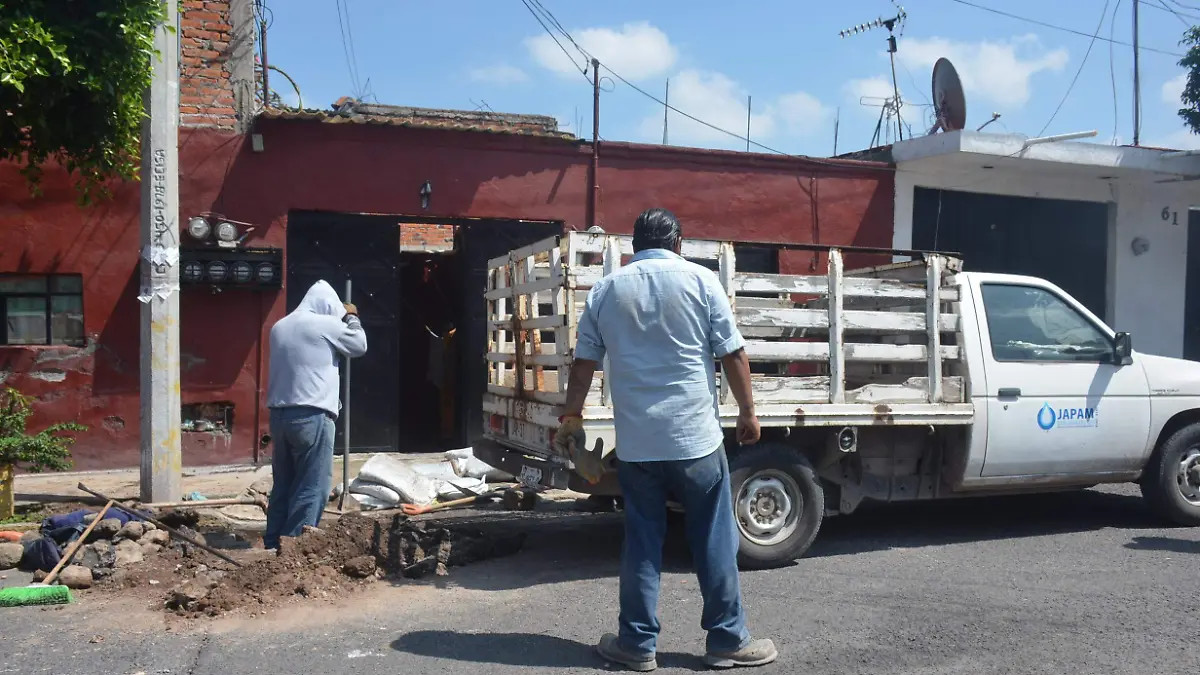 Personal de la JAPAM acudió a revisar la tubería. Foto Luis Luévanos